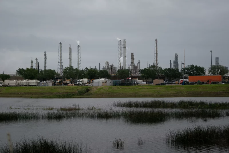 You are currently viewing Oil refineries release lots of water pollution near communities of color, data show