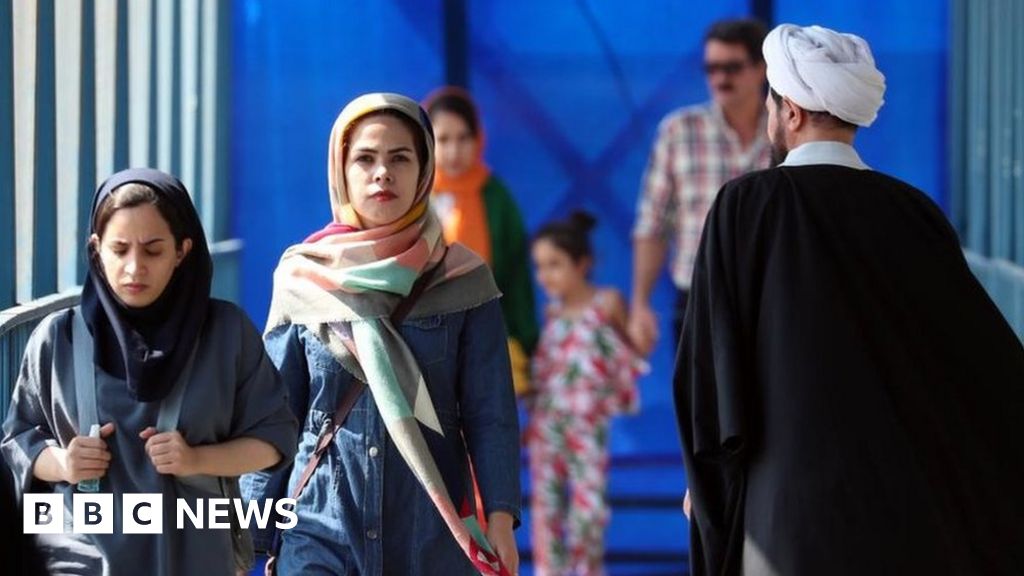 You are currently viewing Iran installs cameras to find women not wearing hijab