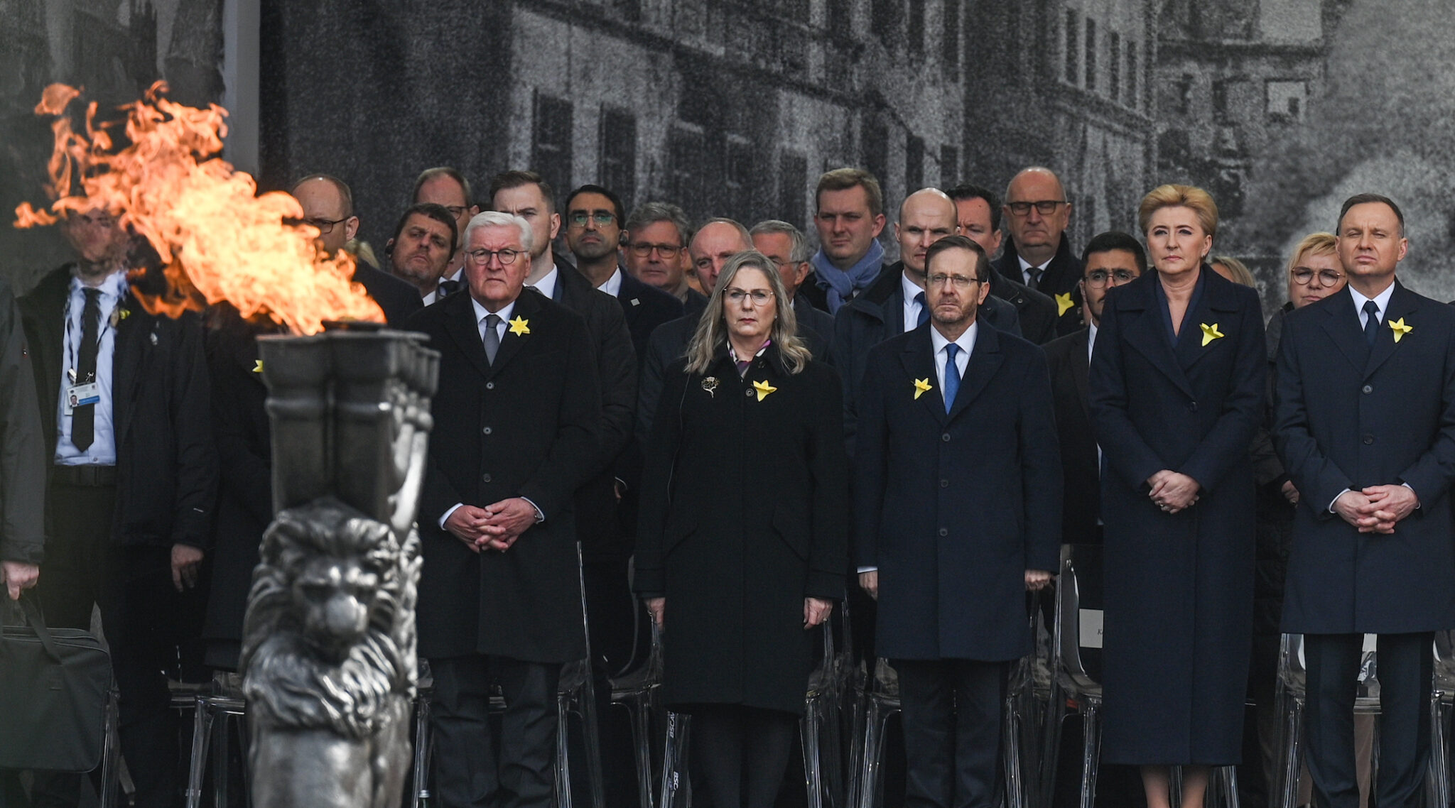 You are currently viewing Warsaw Ghetto Uprising’s 80th anniversary marked with daffodils, 3 presidents and an 11th commandment against ‘indifference’