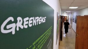 Read more about the article Greenpeace to close in Russia after its activities are deemed ‘undesirable’