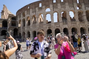 Read more about the article American who filmed tourist carving name in Colosseum ‘dumbfounded’ as hunt for culprit intensifies
