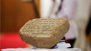 Read more about the article Iraq: displays 2,800-year-old stone tablet returned by Italy