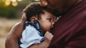 Read more about the article Fathers’ role in breastfeeding and infant sleep is key, study finds
