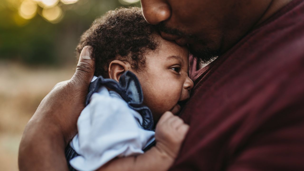You are currently viewing Fathers’ role in breastfeeding and infant sleep is key, study finds