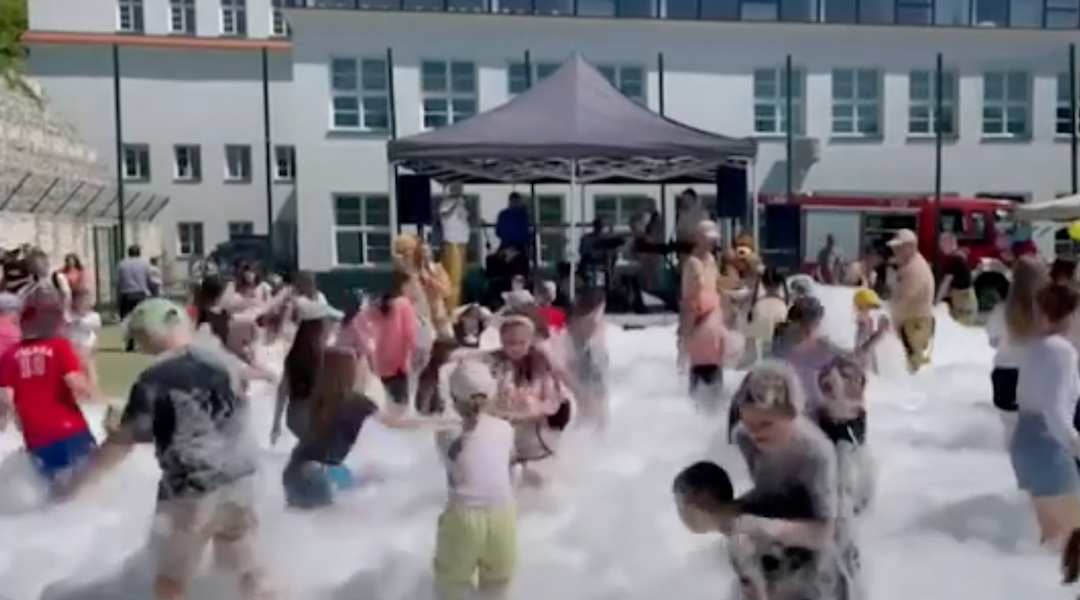 You are currently viewing Polish city throws children’s bubble party on top of Jewish graves