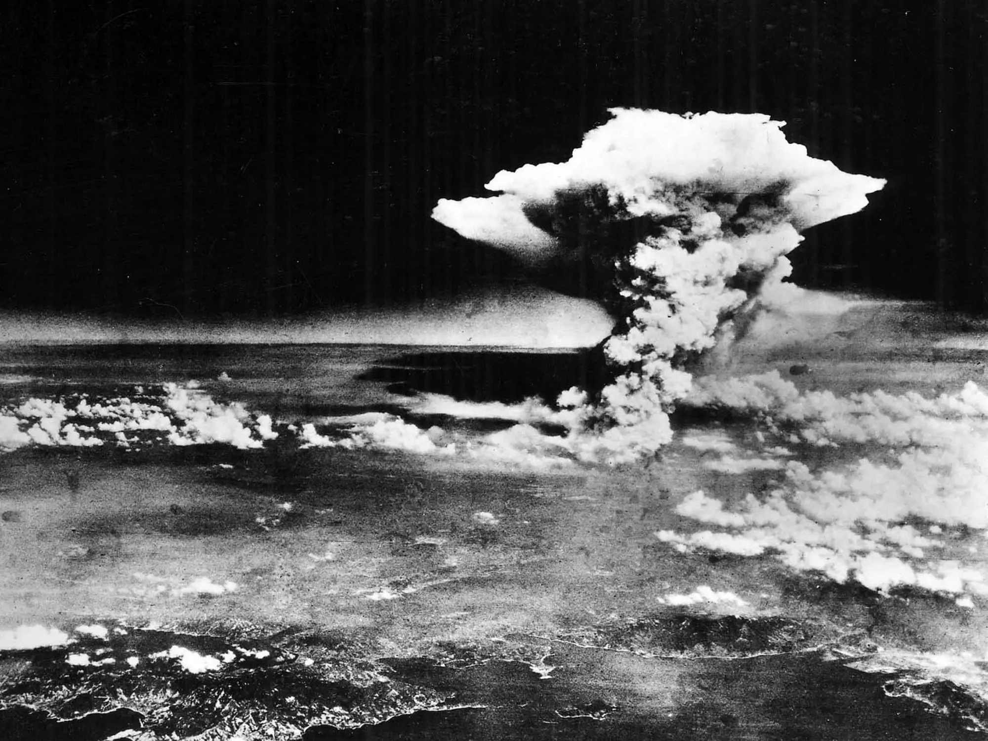 You are currently viewing Haunting photos show the day the US dropped an atomic bomb on Hiroshima