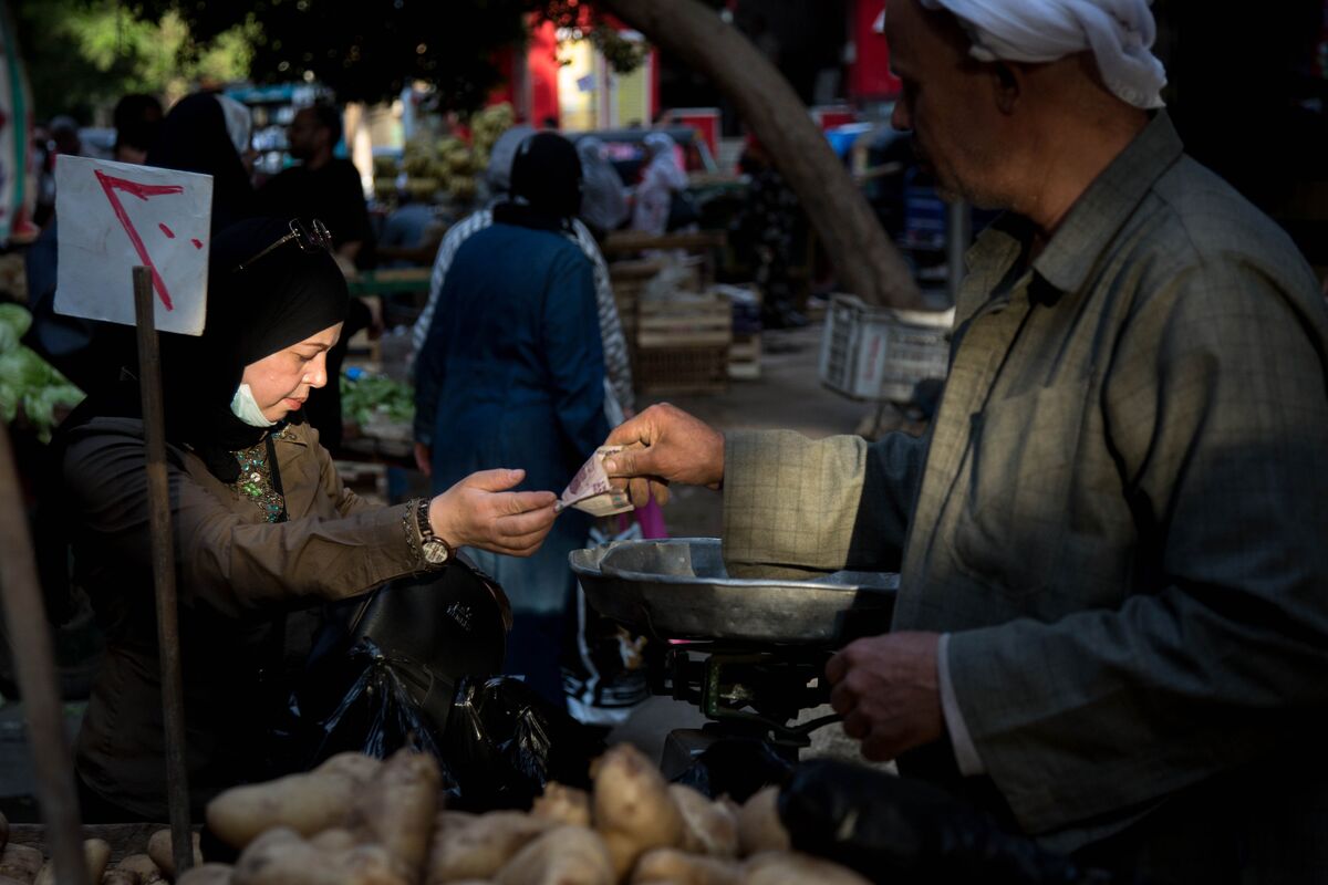 You are currently viewing Egypt Surprises With Rate Hike Even as Devaluation Delayed