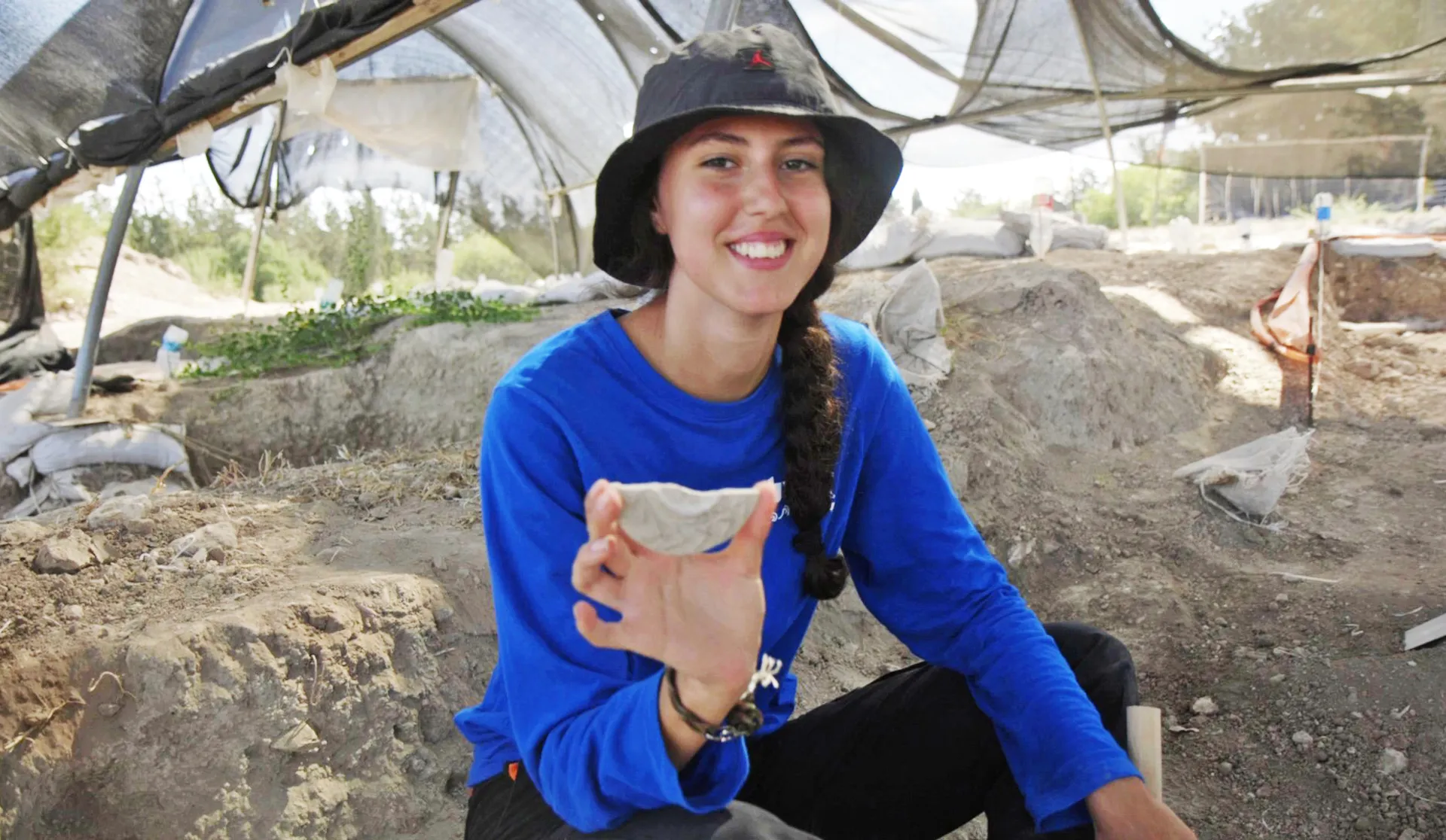 You are currently viewing Israeli High-schooler on Day Dig Finds Mirror Plaque Against Demons – Archaeology – Haaretz.com