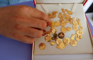 Read more about the article Gaza dentist makes gold coins in lieu of currency 