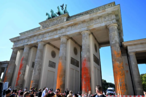 Read more about the article Climate activists spray Berlin’s Brandenburg Gate with orange paint