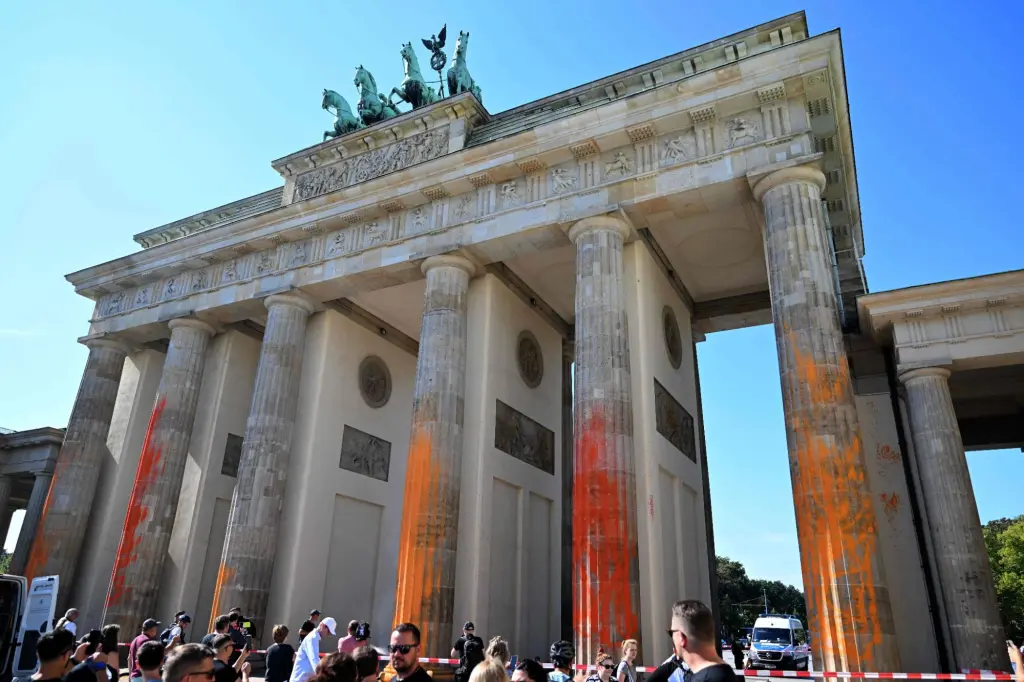 You are currently viewing Climate activists spray Berlin’s Brandenburg Gate with orange paint