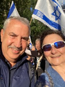 Read more about the article Dr. Yael Danieli, Founder and Executive Director of the International Center for MultiGenerational Legacies of Trauma, with Mr. Tom Friedman, an American political commentator and author