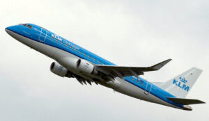 Read more about the article KLM defends advertisements in Dutch court, denies ‘greenwashing’