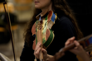 Read more about the article La Scala concert features violins that inmates made from battered migrant boats