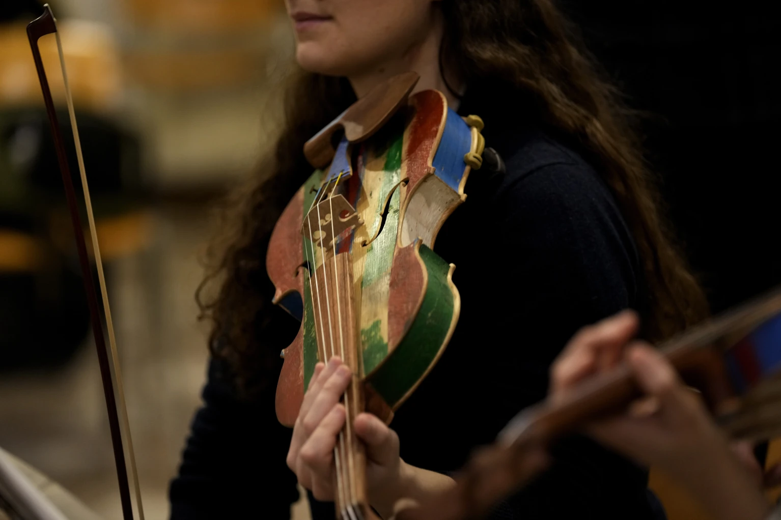 You are currently viewing La Scala concert features violins that inmates made from battered migrant boats