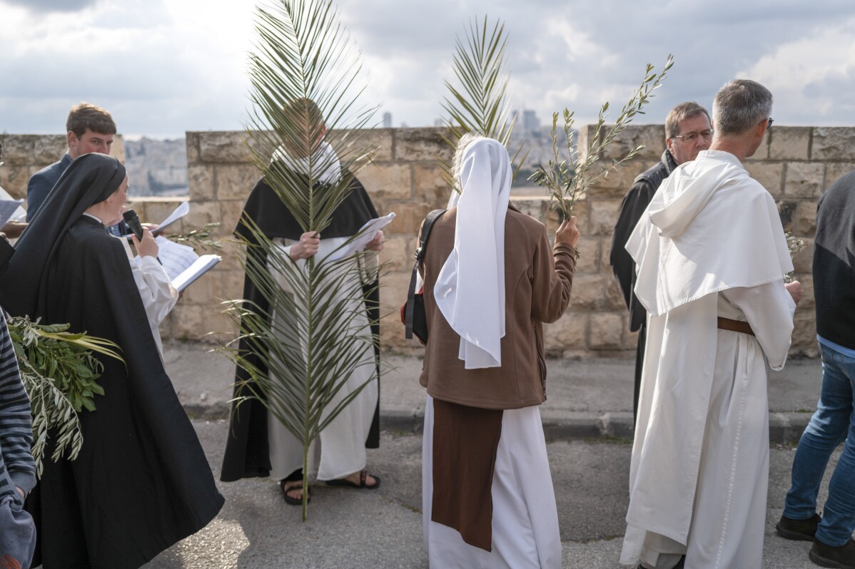You are currently viewing Thousands of faithful attend Palm Sunday celebrations in Jerusalem against a backdrop of war