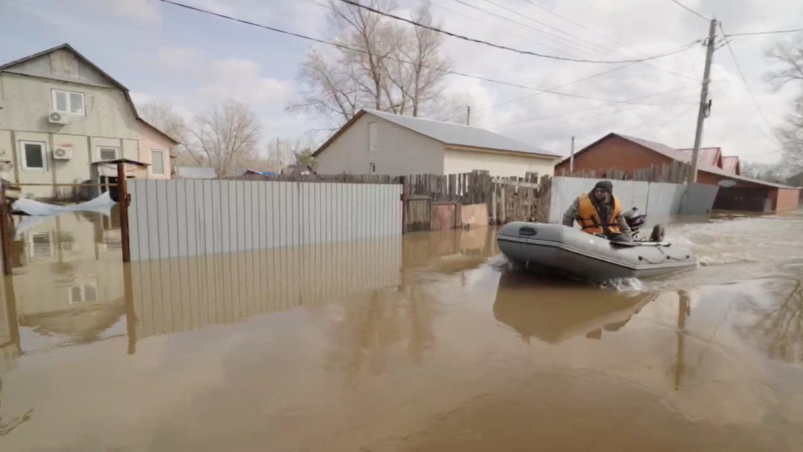 You are currently viewing Russia, Kazakhstan evacuate over 100,000 people amid worst flooding in decades