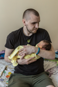 Read more about the article Blinded in battle, these Ukrainian soldiers will never see their new babies