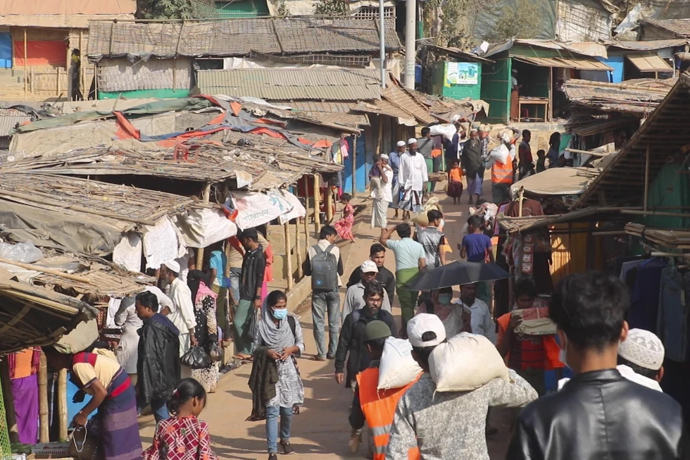 You are currently viewing As ethnic armed group claims to have captured a town in western Myanmar, Muslim Rohingyas flee again