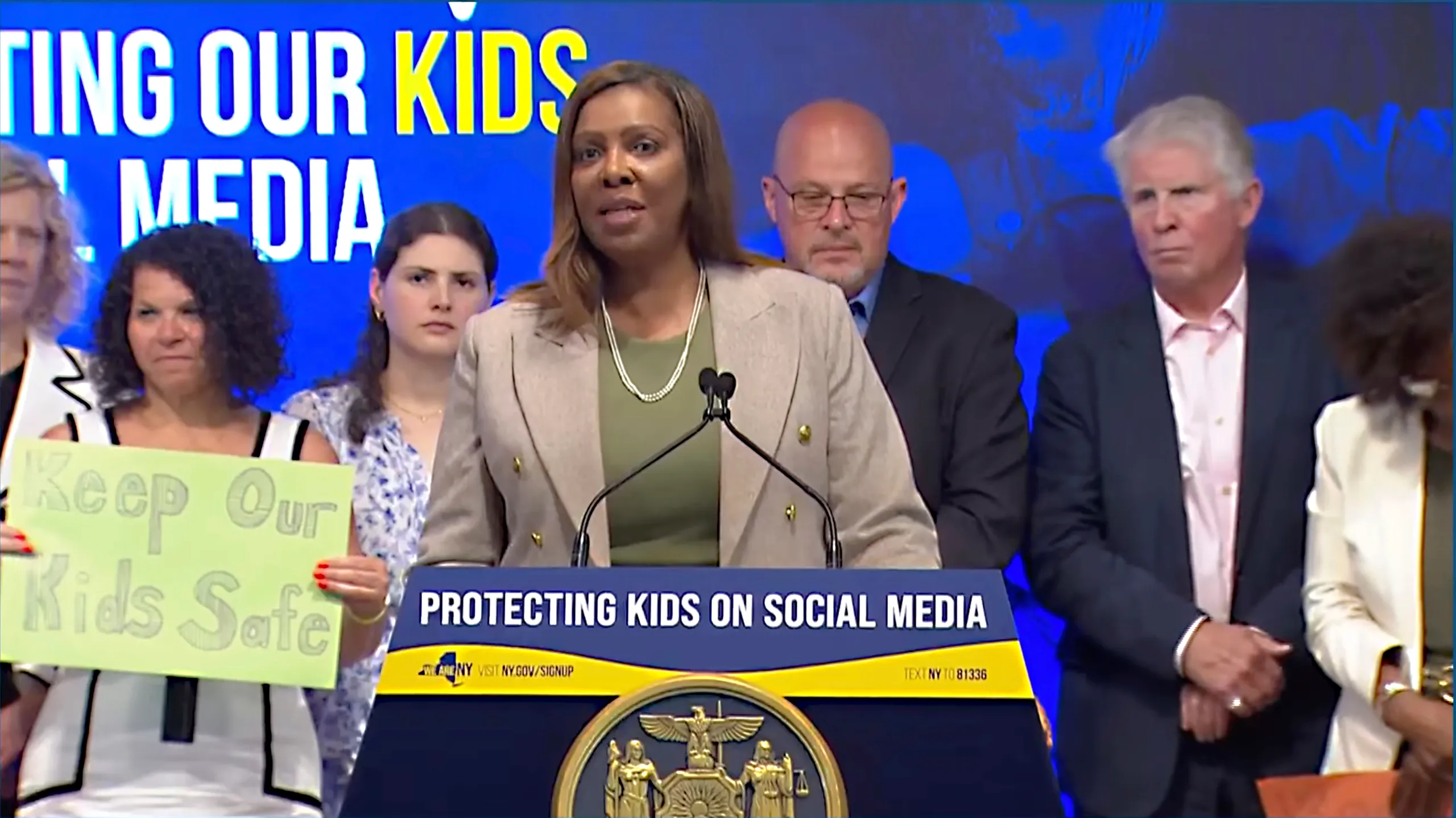 You are currently viewing New York moves to limit ‘addictive’ social media feeds for kids