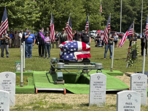 Read more about the article A US veteran died at a nursing home, abandoned. Hundreds of strangers came to say goodbye