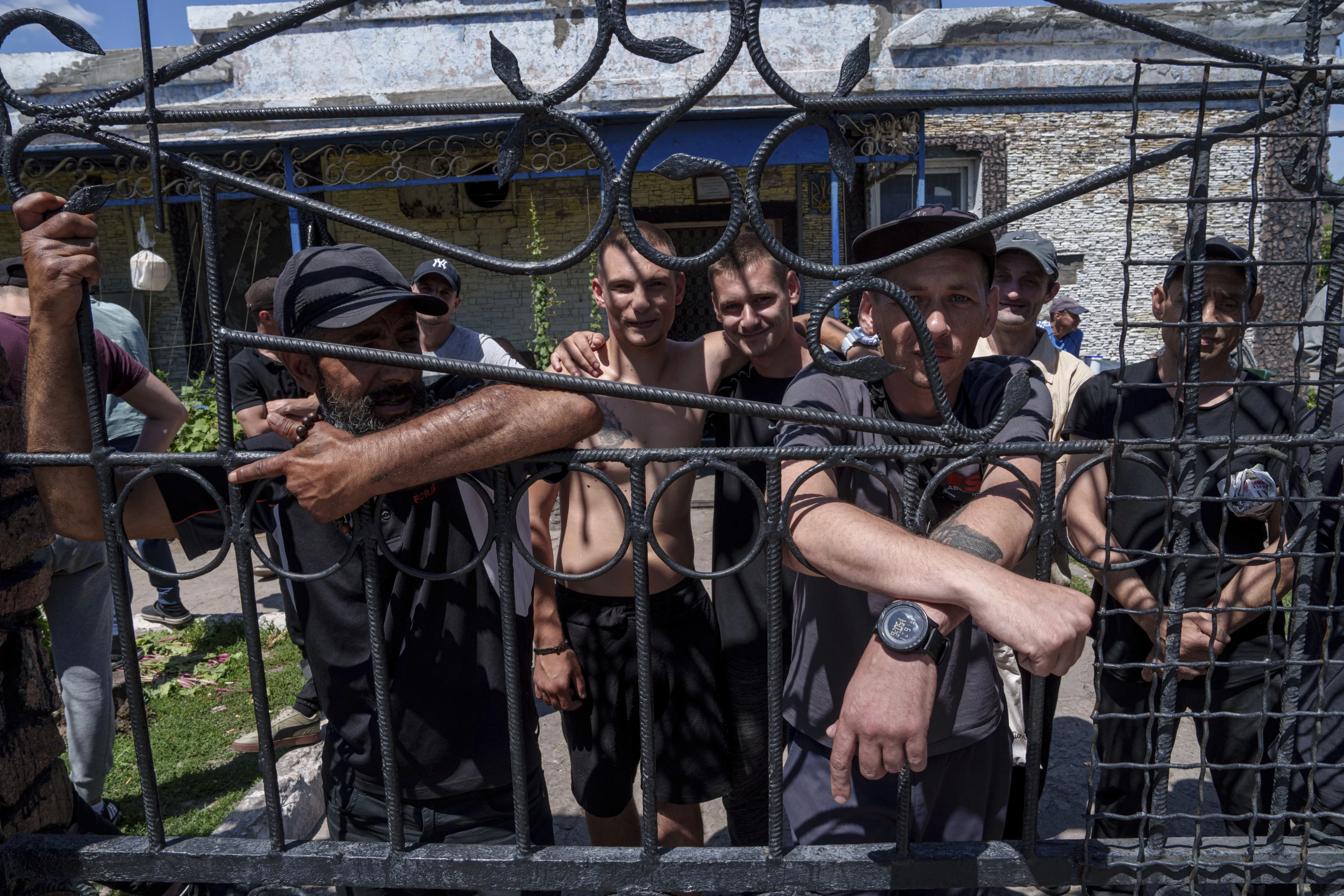 You are currently viewing Ukraine is releasing thousands of prisoners so they can join the fight against Russia