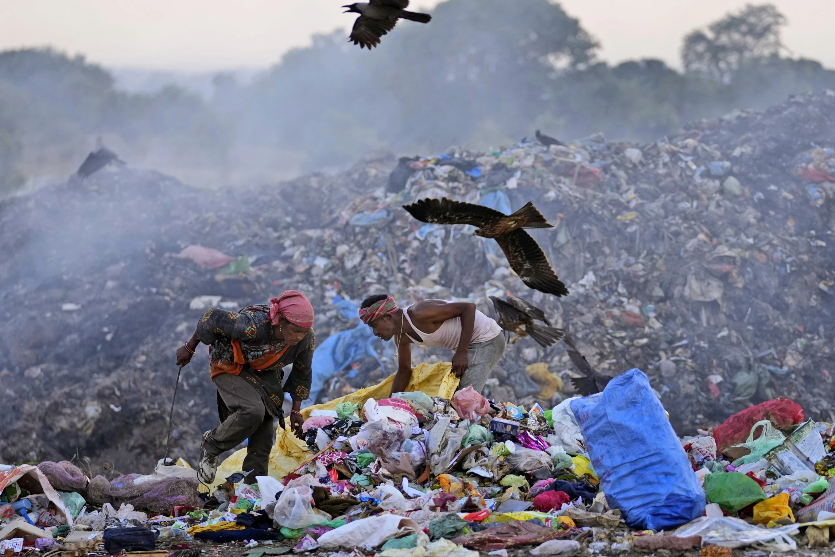 You are currently viewing For India’s garbage pickers, a miserable and dangerous job made worse by extreme heat