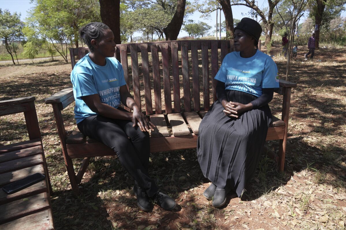 You are currently viewing A bench and a grandmother’s ear: Zimbabwe’s novel mental health therapy spreads overseas