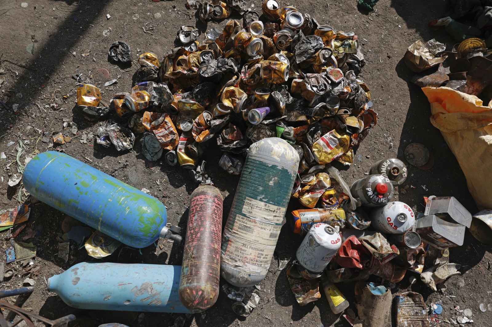 You are currently viewing Mount Everest’s highest camp is littered with frozen garbage, and cleanup is likely to take years