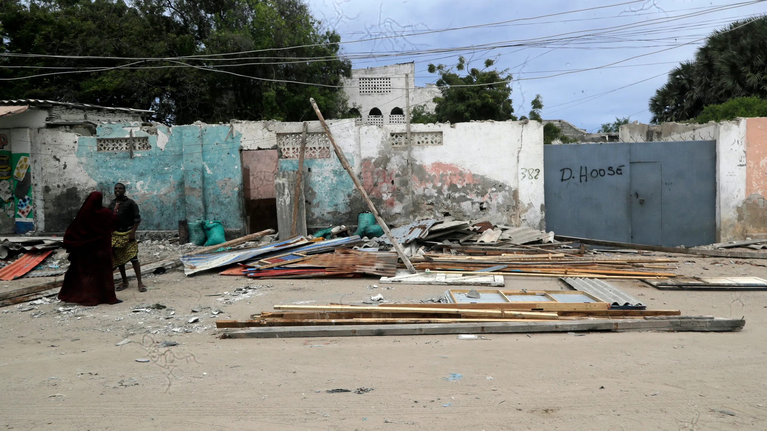 You are currently viewing Somali police say 32 people died in an attack on a beach hotel. Al-Shabab claimed responsibility.