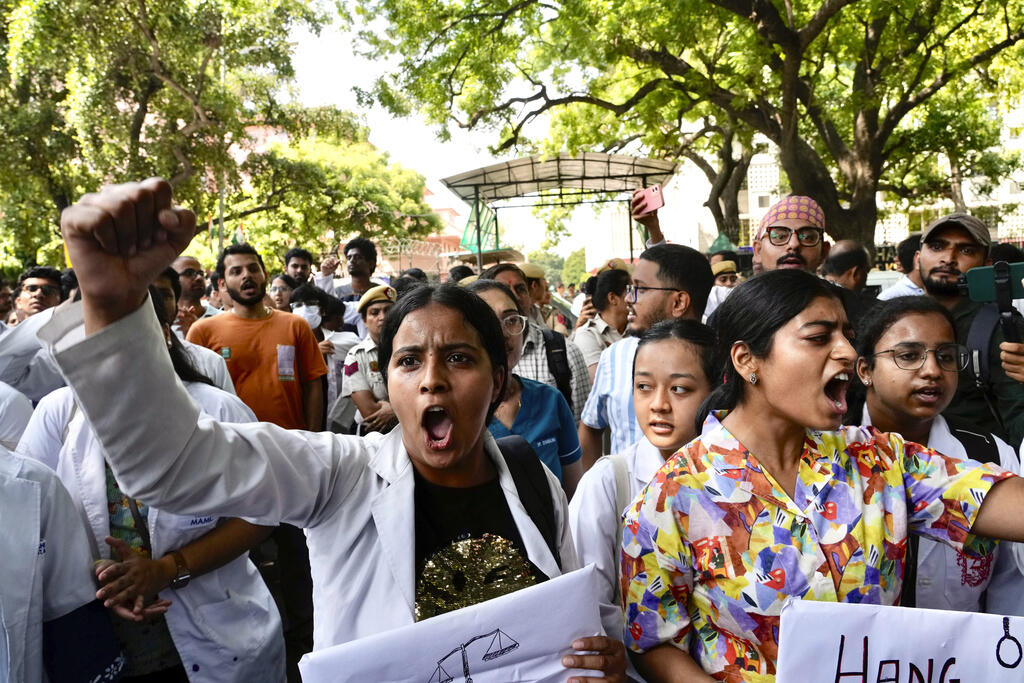 You are currently viewing Protests grow in India over the rape and killing of a doctor at a state-run hospital