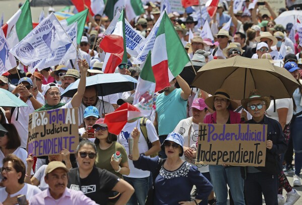 You are currently viewing Protesters against judiciary overhaul plan urge Mexican president to ‘respect democracy’