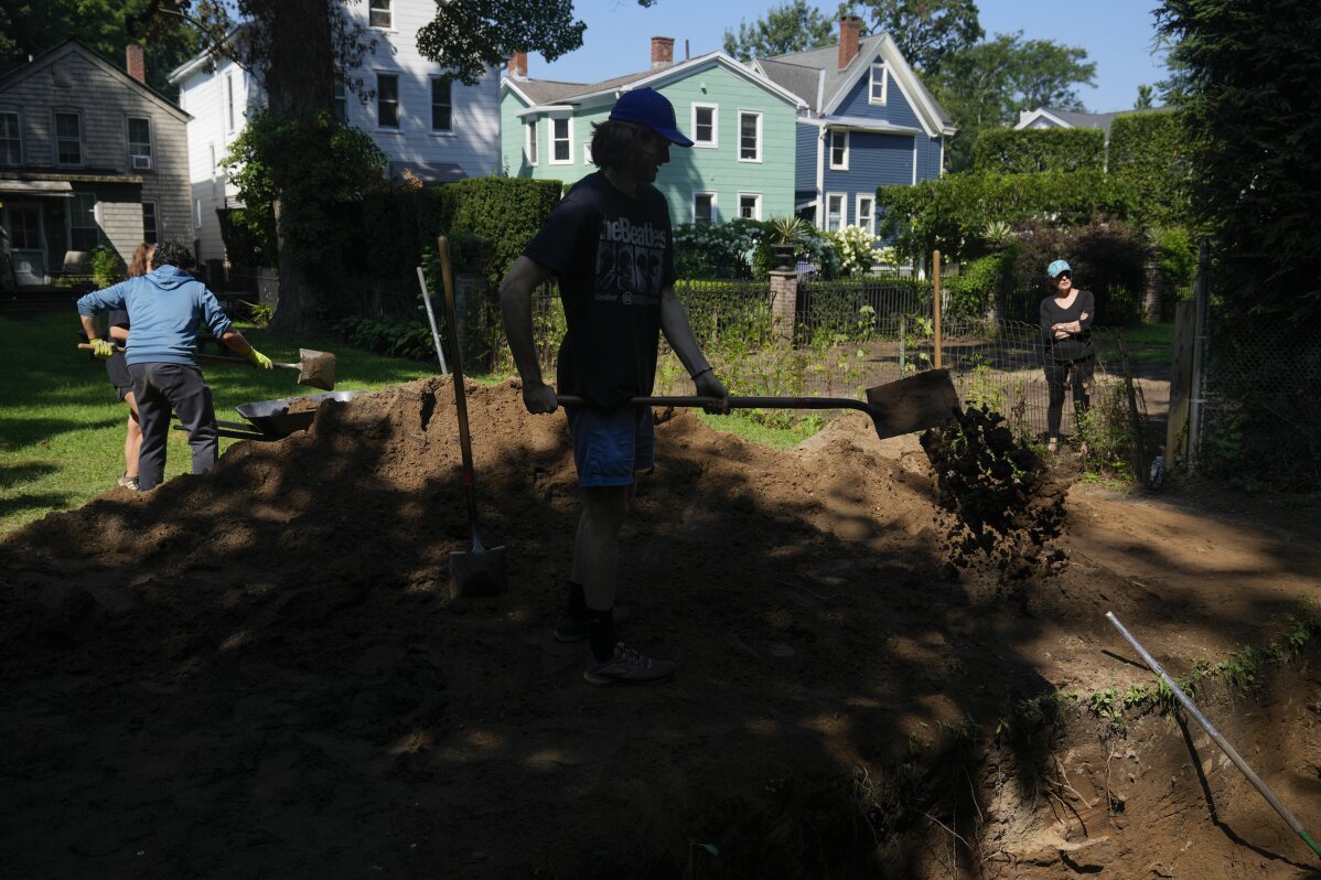 You are currently viewing A centuries-old cemetery for people who were enslaved is reclaimed in New York