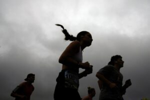 Read more about the article Runners are used to toughing it out. A warming climate can make that deadly