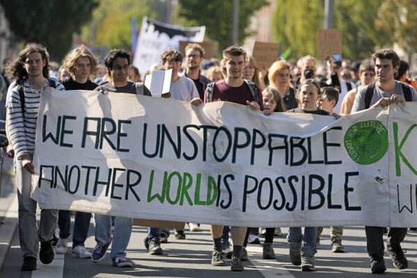 You are currently viewing Youth activists protest to demand action on climate as big events open in NYC