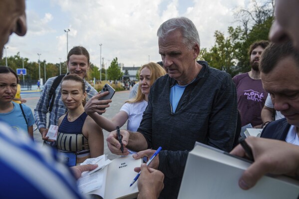 You are currently viewing US historian leads charity run in Kyiv to highlight the plight of Ukrainian POWs