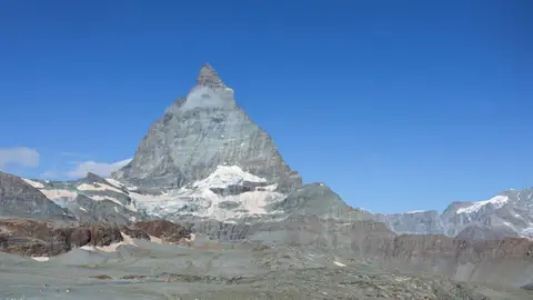 You are currently viewing Switzerland and Italy redraw border due to melting glaciers