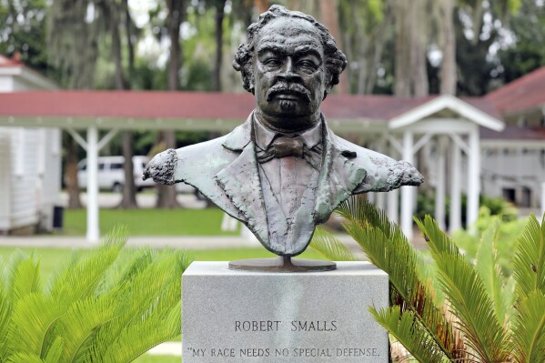 You are currently viewing South Carolina to build first monument to an African American. Meet Robert Smalls