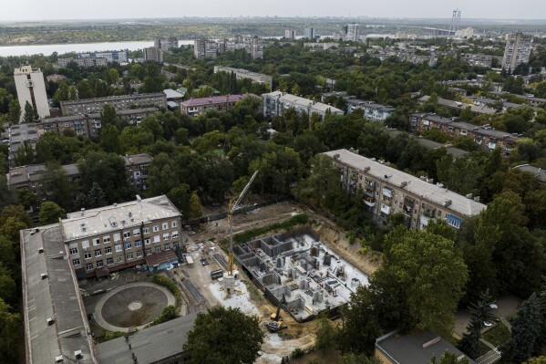 You are currently viewing Radiation and Russian bombs threaten this Ukrainian city, so it’s building schools underground