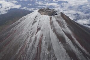 Read more about the article It’s not official yet but Mount Fuji gets its trademark snowcap after the longest delay in 130 years