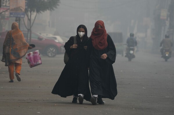 You are currently viewing Record-high pollution sickens thousands in Pakistan’s cultural capital of Lahore