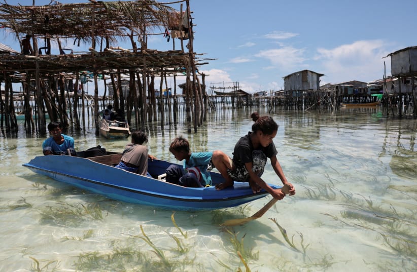 You are currently viewing Overfishing and climate change force indigenous Malay populations to abandon traditions