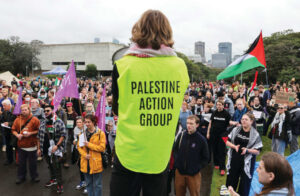 Read more about the article Sydney Jew detained for waving Israeli flag at anti-Israel protest