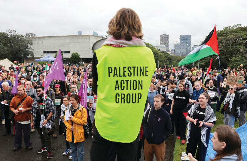 You are currently viewing Sydney Jew detained for waving Israeli flag at anti-Israel protest