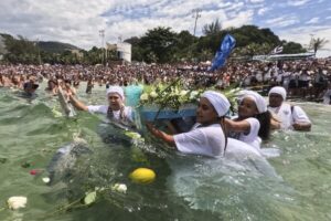 Read more about the article Devotees pay homage to Afro-Brazilian sea goddess on Rio de Janeiro beach