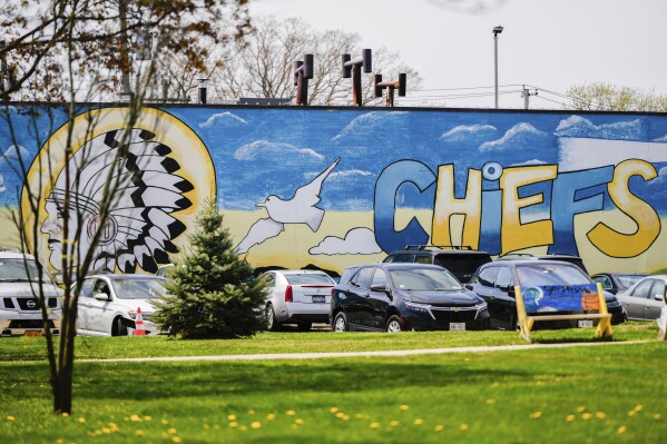 You are currently viewing A town refuses to give up the school’s Native American mascot — and gets Trump’s support