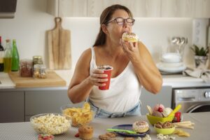 Read more about the article Consuming 100 grams of ultra-processed foods daily raises disease risk