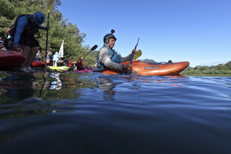 You are currently viewing Native American teens kayak major US river to celebrate removal of dams and return of salmon