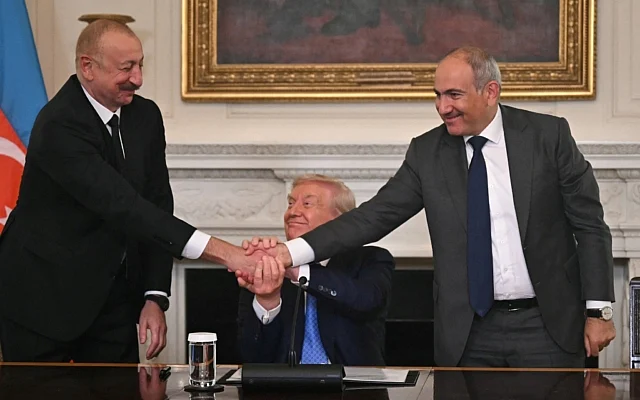 You are currently viewing Azerbaijan and Armenia sign peace agreement at White House