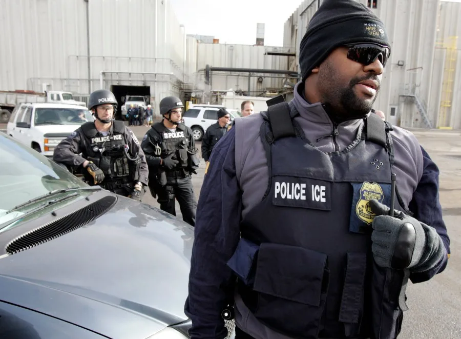 You are currently viewing Democrats press for ICE officers to be ‘visibly and clearly’ identified during arrests